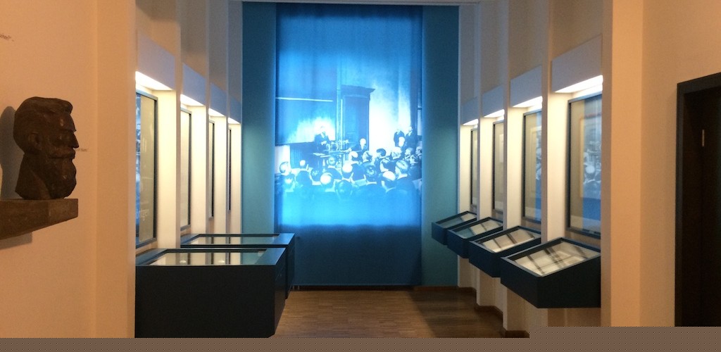 Der Vorraum mit historischen Exponaten